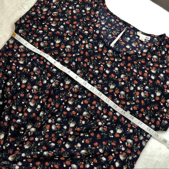 SO Scoopneck Twisted Front Keyhole Back Top in Navy Floral size Small - Picture 5 of 12